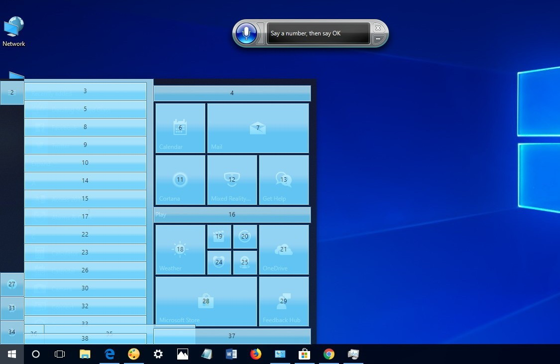Скриншот рабочего стола Windows 10 с открытым меню Пуск, поверх которого наложено множество пронумерованных слегка прозрачных прямоугольников; наверху панель голосового управления с круглй синей кнопкой-микрофоном и панелью-пояснялкой, где написано: "назовите число и скажите ОК"